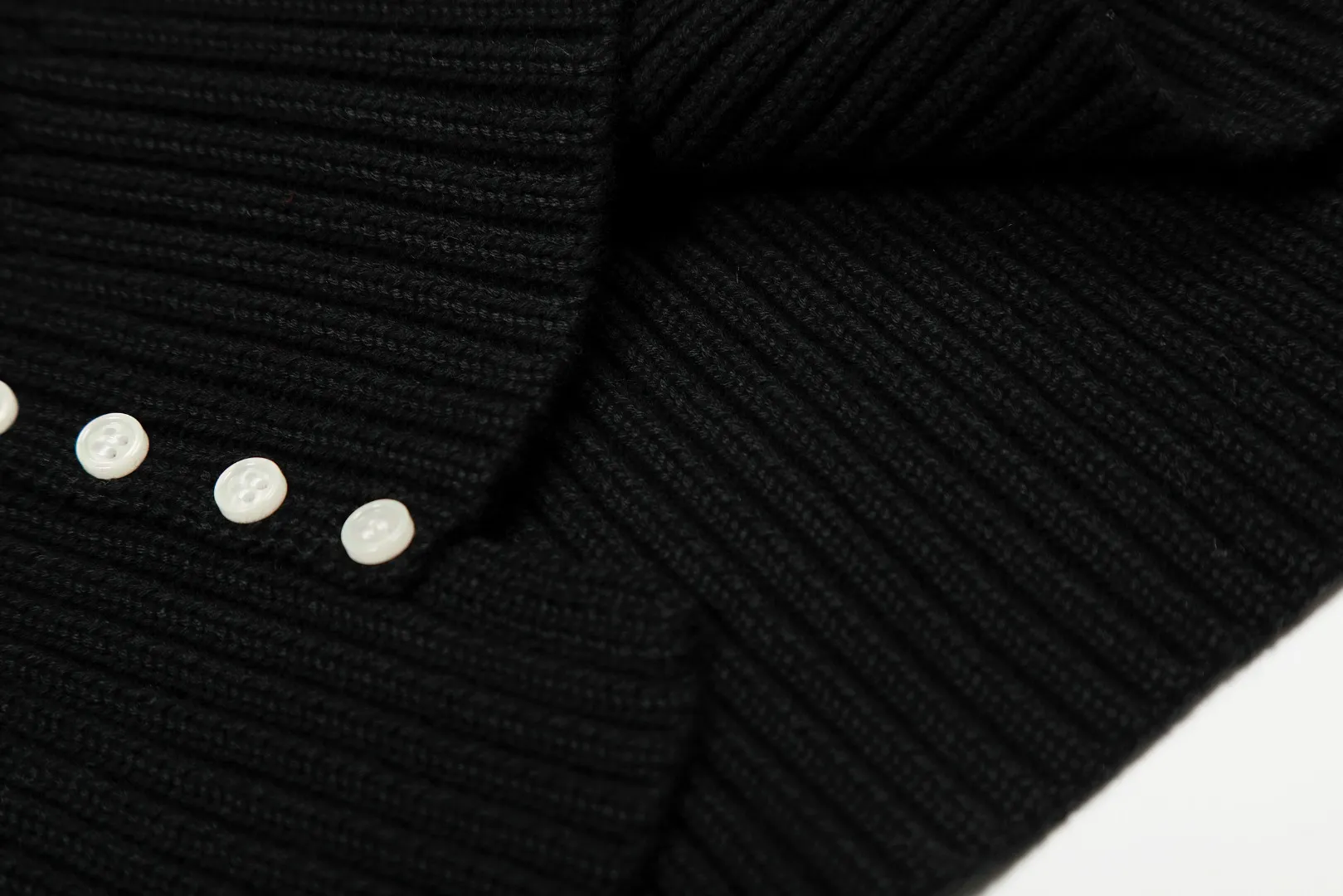 P250 top quality" Style number: DS050# (not off the shelves all year round) [Ralph Lauren lapel twist solid color basic pony embroidery logo goddess sweater] ✅Ralph Lauren Ralph Lauren goddess slim fit POLO lapel twist knit open chest autumn and winter sweater ✅Main supplier platform live broadcast Wholesale entity Wholesale entity Replenish when out of stock Not off the shelf ✅ZP quality 1:1 version Scan the code to enter the GF website Counter quality ✅Details and quality are the only one in Guangzhou. Imported quality cotton yarn, focusing on high-end, cost-effective, good quality needless to say. ✅Restore the original version. The maximum size can be worn up to 150 pounds. Loose, comfortable and stress-free. ✅The upper body is simple and easy to put on. A must-have for goddess ootd. Good-looking clothes are never picky. A must-have in the goddess's wardrobe. Size: S-XL. Color: black, milky white, gray, navy blue, burgundy.